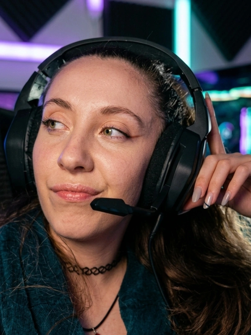 Vavahh_ avec son casque gaming, devant les néons violets et turquoise de son setup